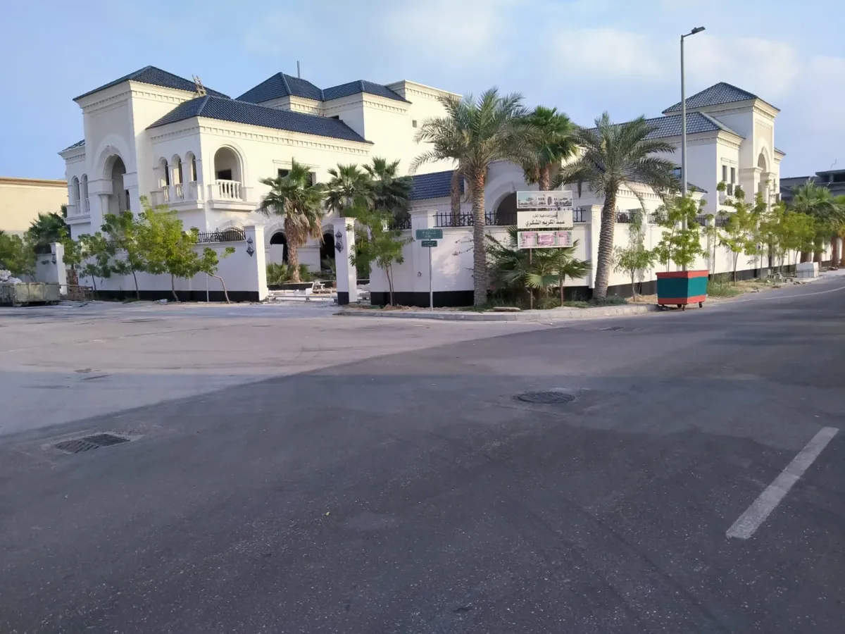 قرميد أزرق في مشروع من أعمال المؤسسة